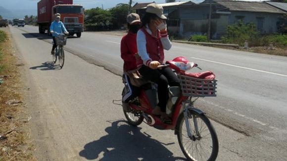 Rạch quần,rạch mông,nữ sinh hoang mang