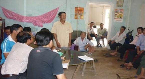 Con cho mẹ uống thuốc sâu,Con giết mẹ,Rót thuốc sâu cho mẹ uống