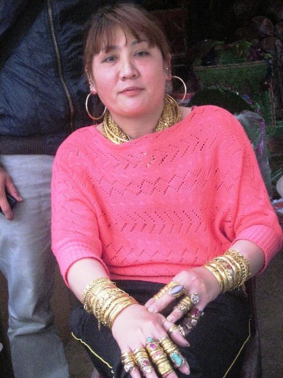 Khoe của,Khoe vàng,Đeo trăm cây vàng
