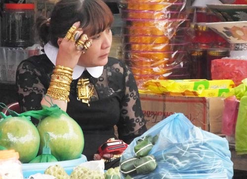 Khoe vàng,Đeo 100 cây vàng trên người,Đeo đầy vàng trên người,Đeo vàng trên người
