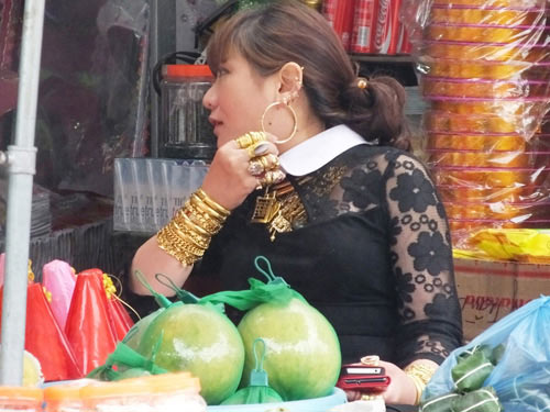 Khoe vàng,Đeo 100 cây vàng trên người,Đeo đầy vàng trên người,Đeo vàng trên người