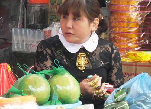 Khoe vàng,Đeo 100 cây vàng trên người,Đeo đầy vàng trên người,Đeo vàng trên người