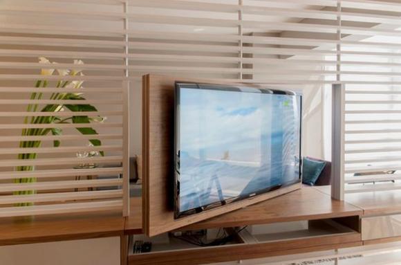 Kệ nội thất TiVi xoay: Kệ nội thất TiVi xoay là một sự lựa chọn thông minh cho ngôi nhà của bạn. Với thiết kế tinh tế, kệ nội thất TiVi xoay sẽ tôn lên vẻ đẹp và sang trọng cho phòng khách của bạn. Không chỉ có tính năng xoay linh hoạt, kệ còn giúp tối ưu hóa không gian lưu trữ vật dụng kế bên TV.