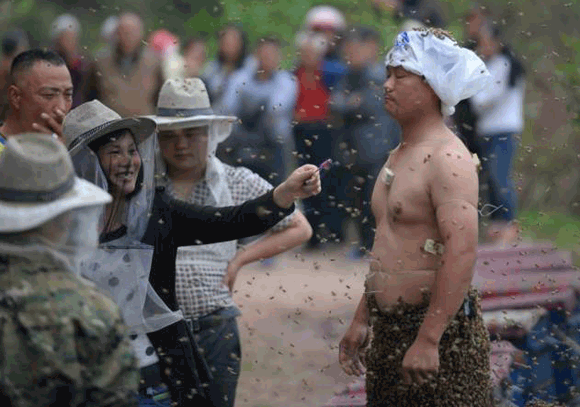Chuyện lạ,Trung Quốc,người đàn ông,bu ong đầy người,thu hút,trình diễn.
