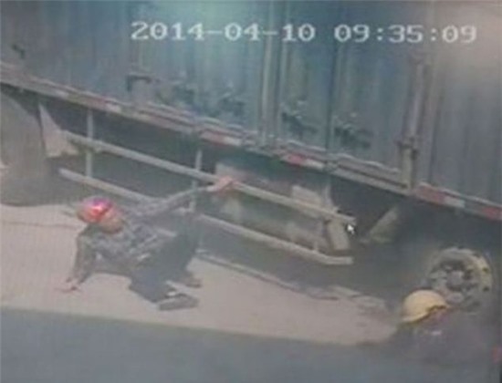 Tai nạn,vụ tai nạn,xe đâm,đẩy con ra,cha già bị bánh xe nghiến.