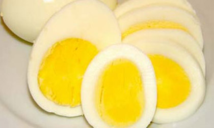 trứng, tại sao trứng trong siêu thị không bị dính phân, 