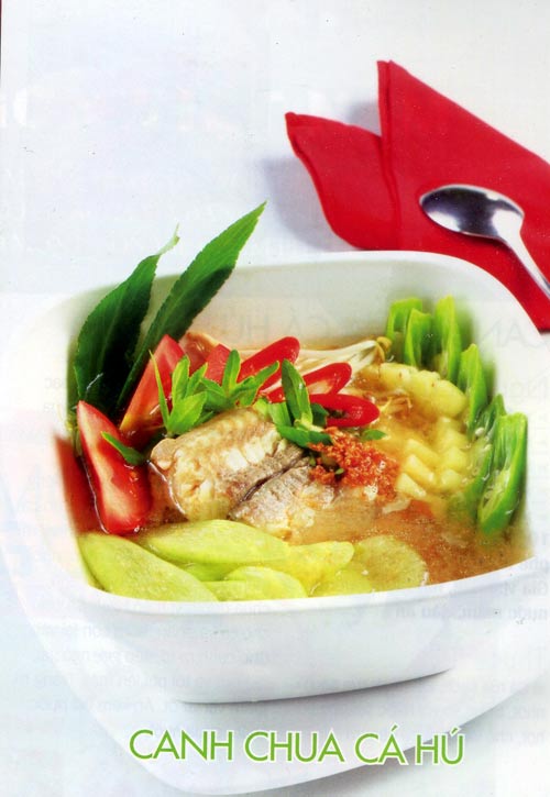 Bữa cơm ngon,canh chua,cá kho tộ,chả giòn tôm thịt,gia đình,ba mẹ.