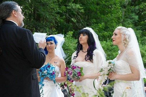 Đồng tính,phụ nữ,ba phụ nữ,kết hôn,trường hợp,đầu tiên,thế giới,tiểu bang Anh.