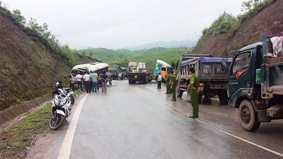 Tai nạn giao thông,Tai nạn kinh hoàng,Tai nạn chết người,Container đâm xe khách tại Quảng Ninh