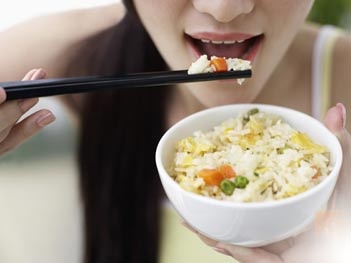 Đau bụng,trẻ nhỏ,nguyên nhân,giúp con,xử lý,quấy khóc,ợ hơi.