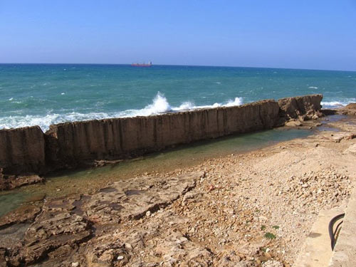 Du lịch Lebanon,Vịnh Batroun,Bức tường chắn biển
