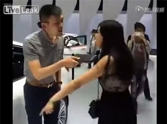 Cô gái,bạn trai,tranh cãi,đòi mua oto,hành động,bình luận,Trung Quốc.