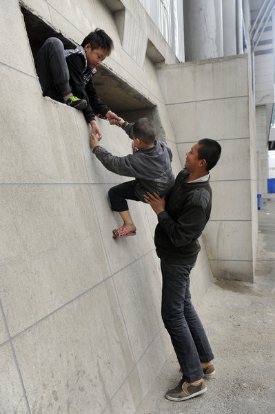 Đứa trẻ,vô gia cư,bố mẹ,bỏ rơi,gần tàu ga,Trung Quốc.