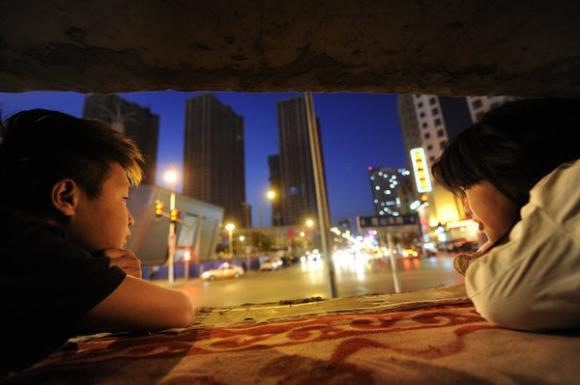 Đứa trẻ,vô gia cư,bố mẹ,bỏ rơi,gần tàu ga,Trung Quốc.