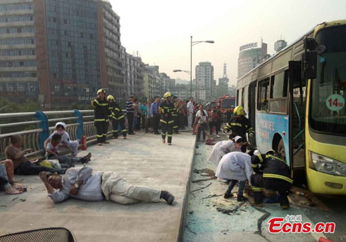 Phóng hỏa,đốt xe buýt,nghi phạm,chết cháy,Trung Quốc,bất mãn.