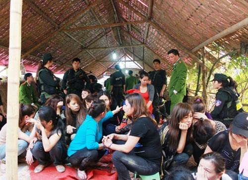 Đánh bạc,phụ nữ,bị bắt,truy tố,30 quý bà,sới bạc,giữa cánh đồng.