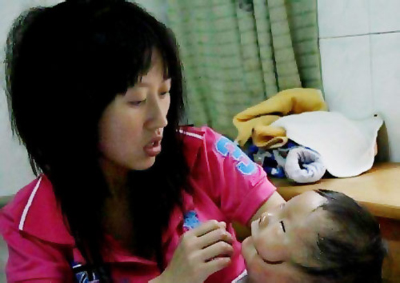 Chuyện lạ khuôn mặt,cậu bé,miệng rộng,mang tai,Trung Quốc.