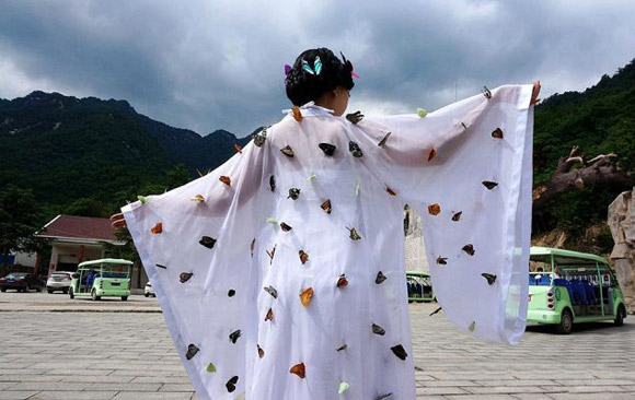 Chuyện lạ,quảng cáo du lịch,ghim bươm bướm,trên người,độc đáo,Trung Quốc