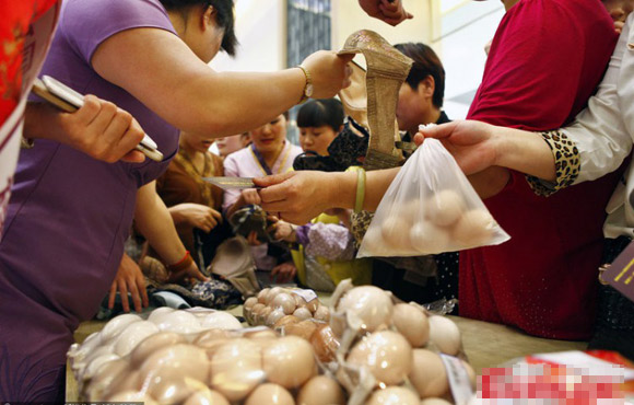 Mua bán,kỳ lạ,bán trứng,đổi áo ngực,mới lạ,Trung Quốc.
