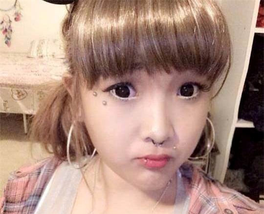 Thiếu nữ,xỏ 17 khuyên,trên người,dấu ấn,thời gian tới,khó khăn.