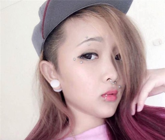Thiếu nữ,xỏ 17 khuyên,trên người,dấu ấn,thời gian tới,khó khăn.