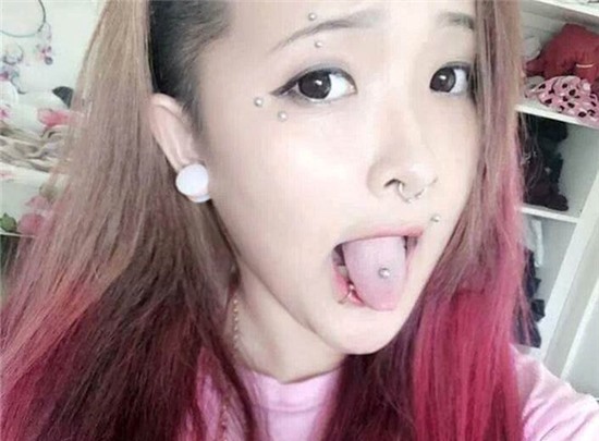 Thiếu nữ,xỏ 17 khuyên,trên người,dấu ấn,thời gian tới,khó khăn.