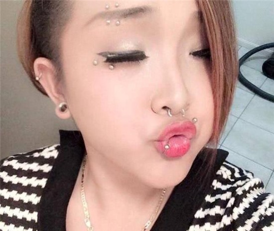 Thiếu nữ,xỏ 17 khuyên,trên người,dấu ấn,thời gian tới,khó khăn.