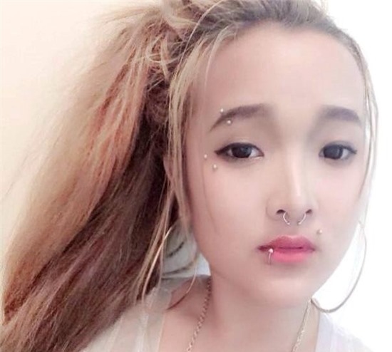 Thiếu nữ,xỏ 17 khuyên,trên người,dấu ấn,thời gian tới,khó khăn.