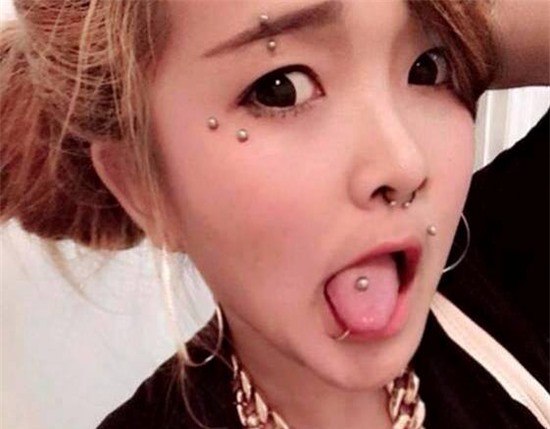 Thiếu nữ,xỏ 17 khuyên,trên người,dấu ấn,thời gian tới,khó khăn.