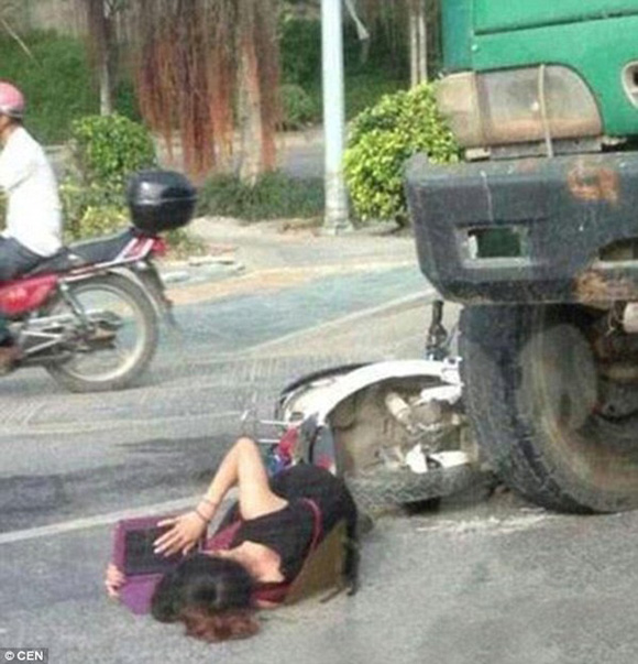 Nữ sinh,tai nạn,học,học tiếng Anh,chờ xe cứu thương.