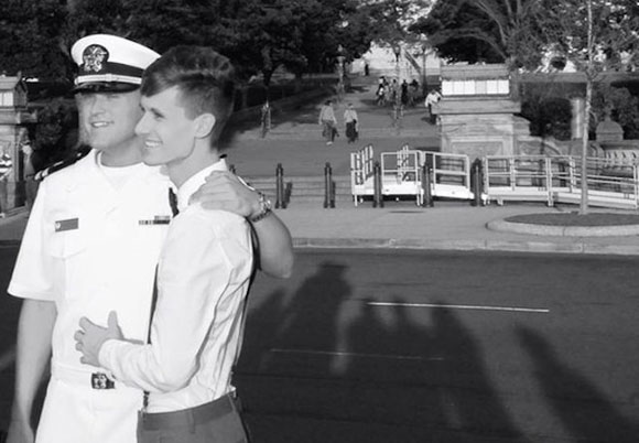 Cầu hôn,cặp đôi đồng tính,khoảng khắc,lãng mạn,lính hải quân,thu hút,người xem.
