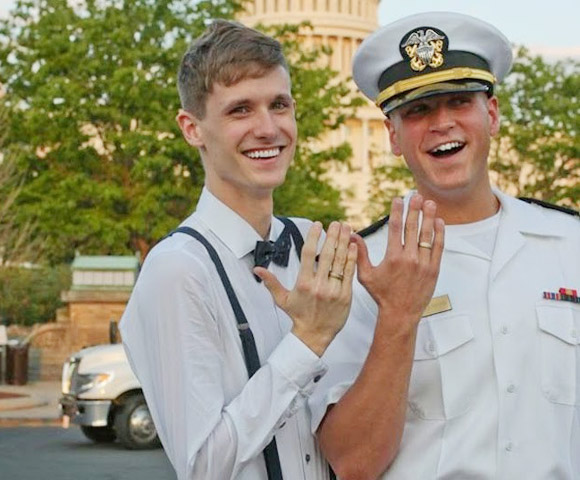 Cầu hôn,cặp đôi đồng tính,khoảng khắc,lãng mạn,lính hải quân,thu hút,người xem.