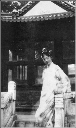 Uyển Dung,Hoàng hậu Uyển Dung,Hoàng hậu nghiện khỏa thân,Lịch sử trung quốc