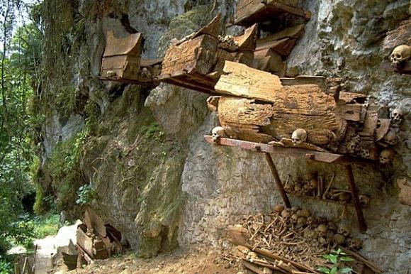 Bãi cát Chết,hồ xác,xác chết hun khói
