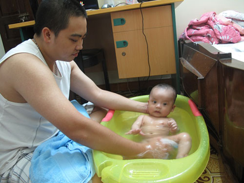 tắm chè cho con,tắm con,tắm lá chè xanh