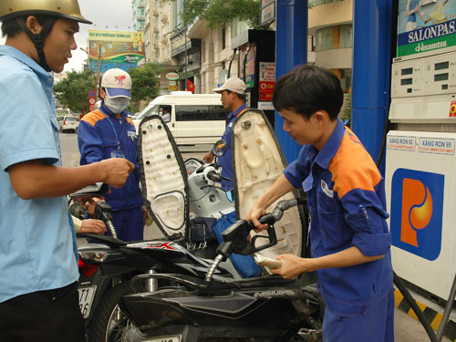 Giá xăng,giá xăng bất ngờ tăng,giá xăng tăng 330 đồng/lít