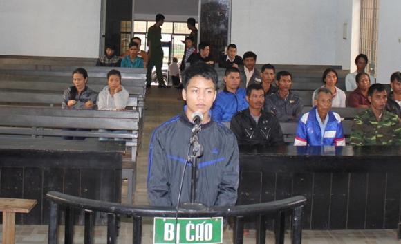 Chồng ép vợ,chồng ép vợ mang bầu uống thuốc diệt cỏ tử vong