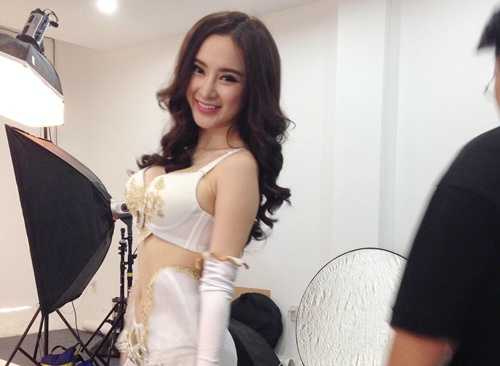 Angela Phương Trinh khoe vòng một nóng bỏng,ảnh hậu trường Angela Phương Trinh,sao Việt,sao Việt