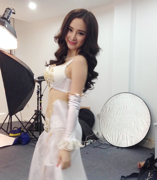 Angela Phương Trinh khoe vòng một nóng bỏng,ảnh hậu trường Angela Phương Trinh,sao Việt,sao Việt