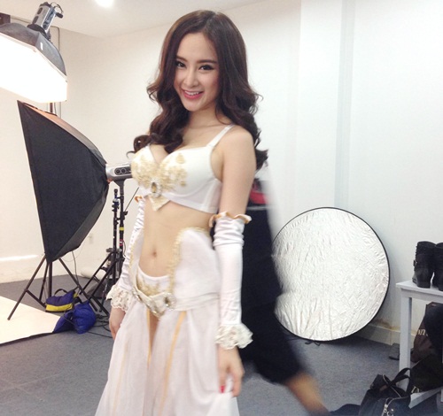 Angela Phương Trinh khoe vòng một nóng bỏng,ảnh hậu trường Angela Phương Trinh,sao Việt,sao Việt