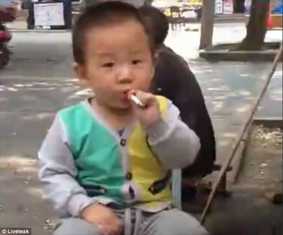 Hút thuốc,bé hai tuổi,như người lớn,chuyện lạ có thật,kinh ngạc,Trung Quốc