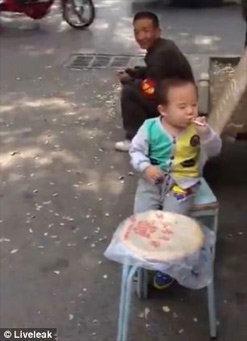 Hút thuốc,bé hai tuổi,như người lớn,chuyện lạ có thật,kinh ngạc,Trung Quốc