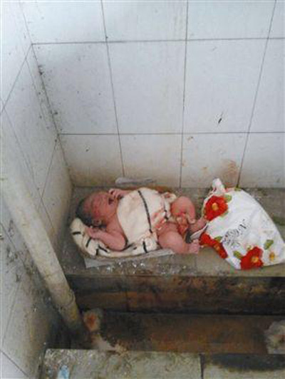 Trẻ sơ sinh,trẻ sơ sinh bị bỏ rơi trong nhà vệ sinh