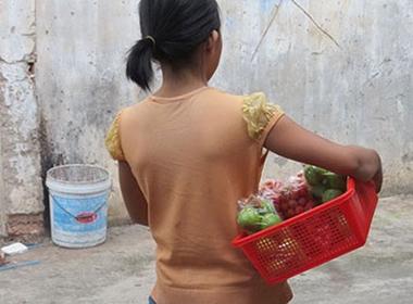 Xâm hại tình dục,bé gái bị xâm hại tình dục,mẹ ruột gán nợ,bé gái nghi bị chủ nợ xâm hại