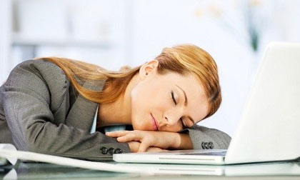 gối đầu lên tay để ngủ, thói quen gối đầu lên tay để ngủ, lấy tay thay gối để ngủ trưa tại bàn làm việc 