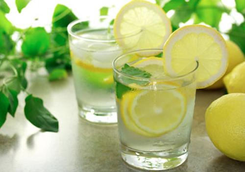 Nước chanh,uống nước chanh,lợi ích không ngờ của uống nước chanh vào buổi sáng