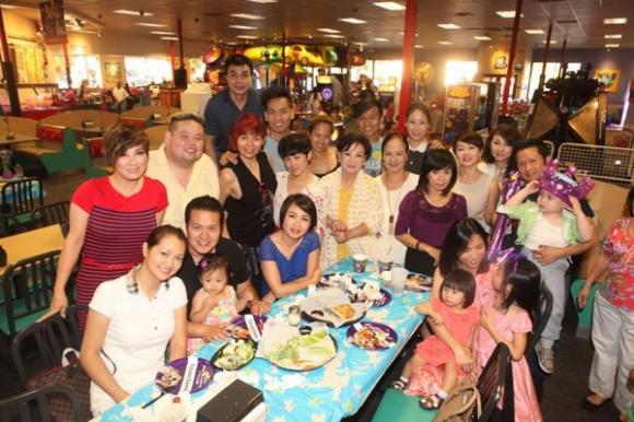 Bằng Kiều,vợ chồng Bằng Kiểu vui vẻ tái hợp ngày sinh nhật con