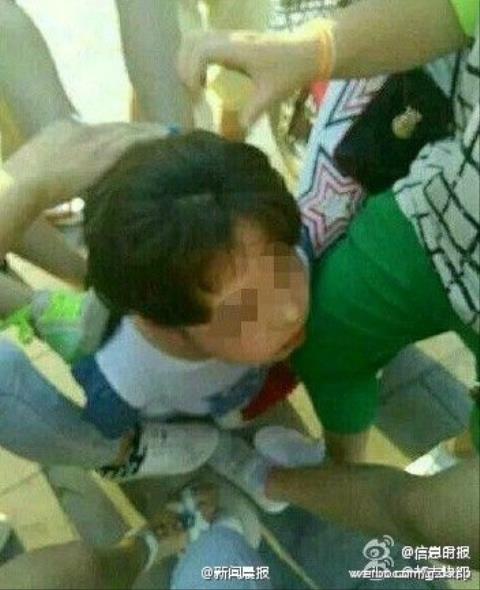 Nữ sinh,nữ sinh bị bạn đánh,phẫn nộ nữ sinh bị bạn học lột quần áo giữa đường