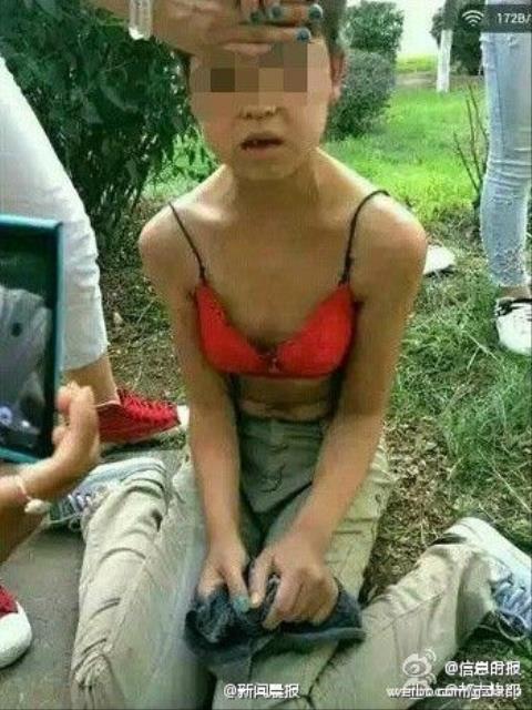 Nữ sinh,nữ sinh bị bạn đánh,phẫn nộ nữ sinh bị bạn học lột quần áo giữa đường
