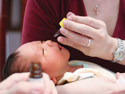 Ngộ độc thuốc nhỏ mũi,bé 29 tháng tuổi bị ngộ độc vì nhỏ thuốc mũi